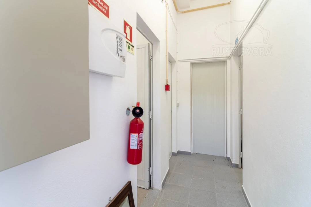 Armazém para Arrendamento em Nossa Senhora da Tourega e Nossa Senhora de Guadalupe Foto 9