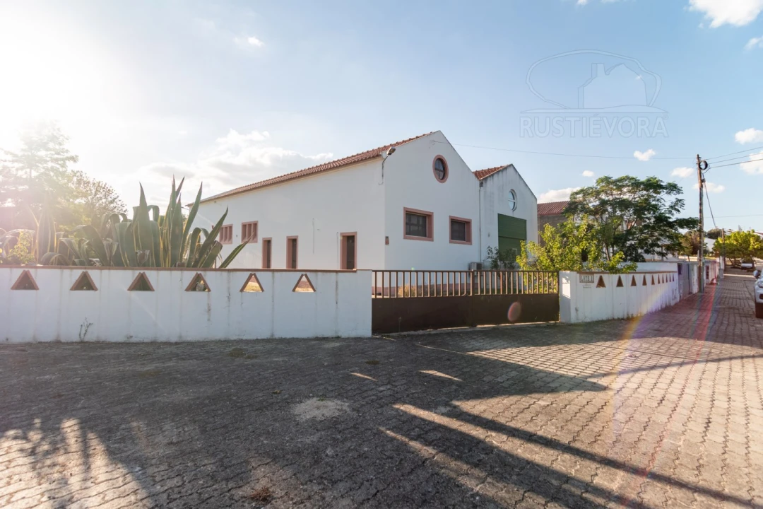 Armazém para Arrendamento em Nossa Senhora da Tourega e Nossa Senhora de Guadalupe Foto 1