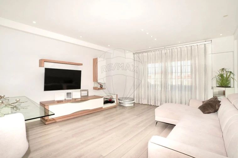 Apartamento T3 para Venda em Póvoa de Santa Iria e Forte da Casa Foto 3
