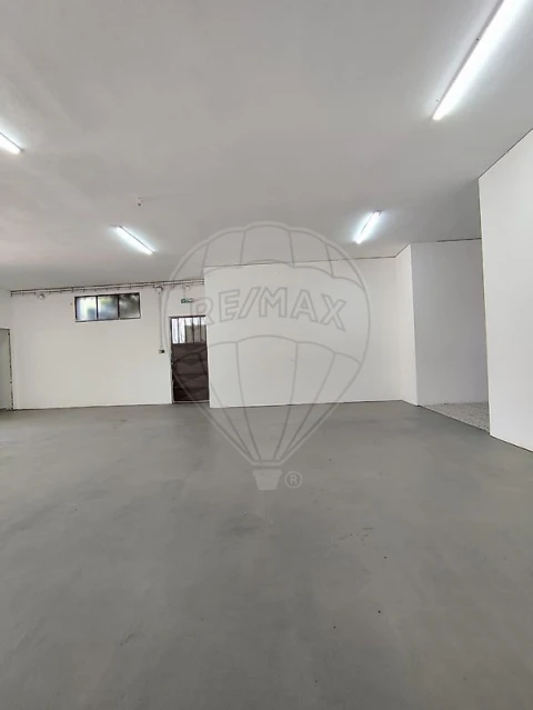 Armazém para Arrendamento em Perafita, Lavra e Santa Cruz do Bispo