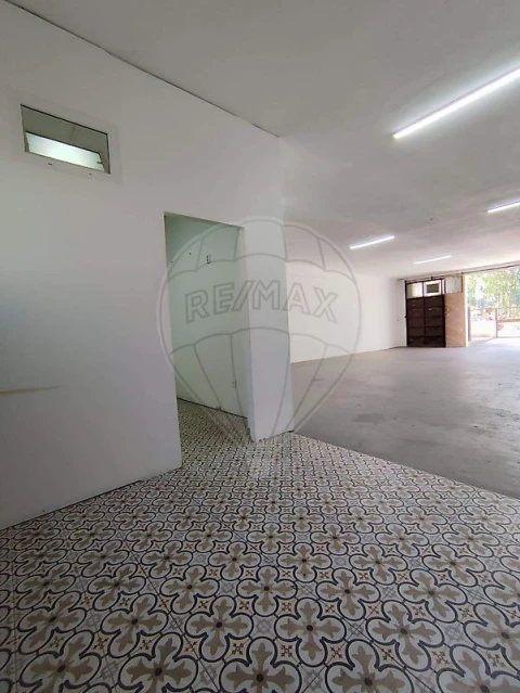 Armazém para Arrendamento em Perafita, Lavra e Santa Cruz do Bispo