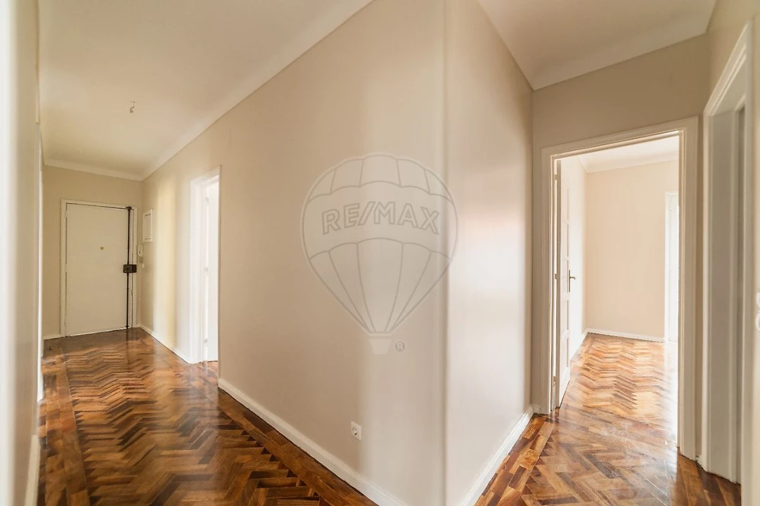 Apartamento T3 para Arrendamento em Alvalade Foto 9