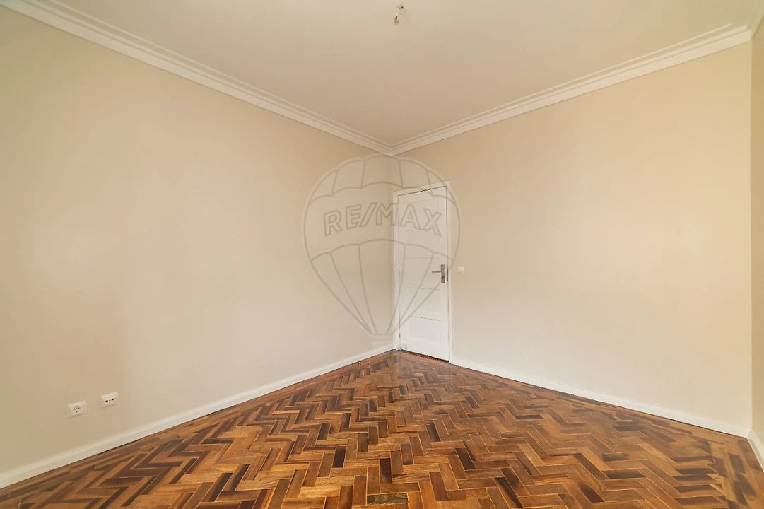 Apartamento T3 para Arrendamento em Alvalade Foto 2