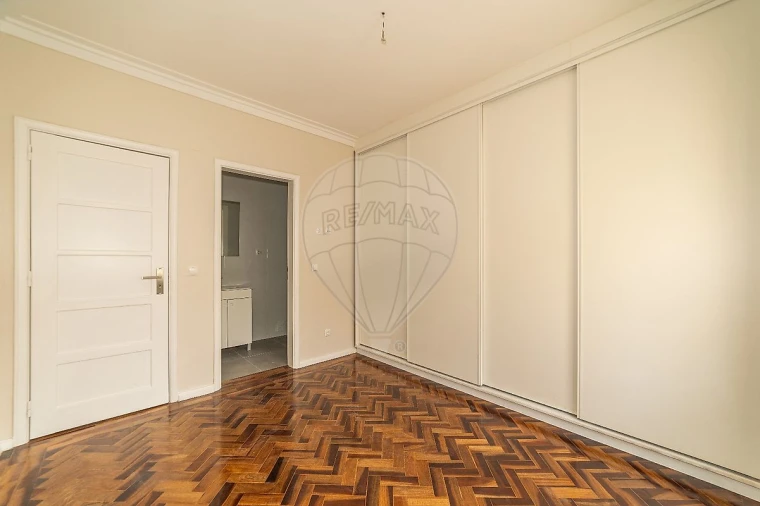 Apartamento T3 para Arrendamento em Alvalade Foto 4