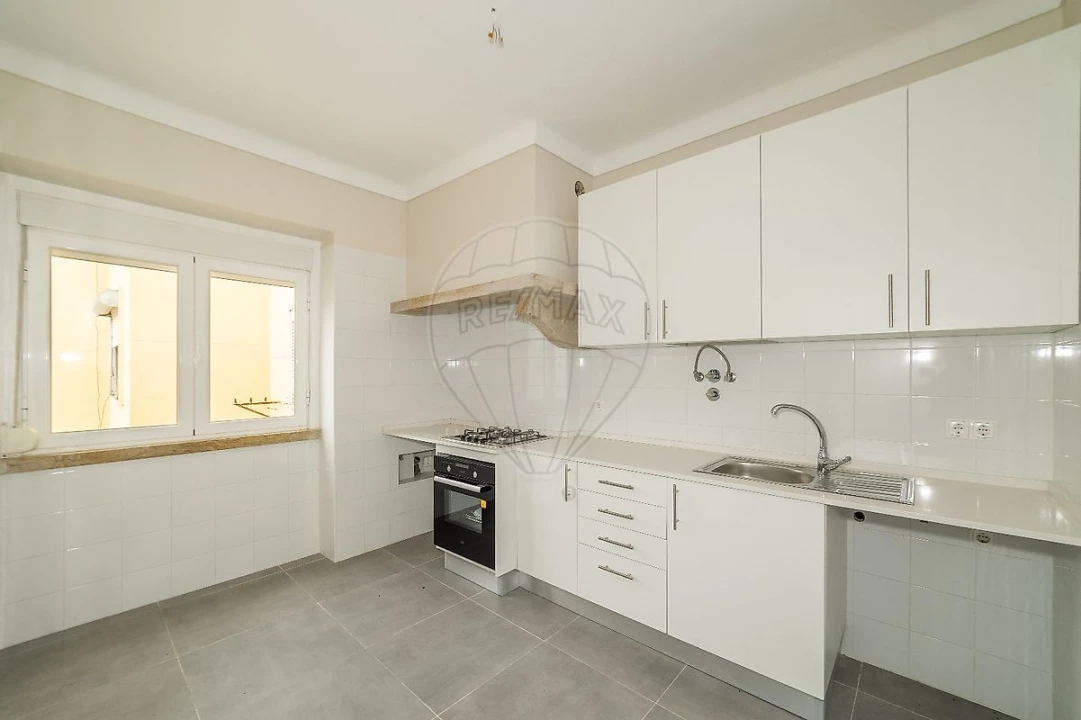 Apartamento T3 para Arrendamento em Alvalade Foto 8