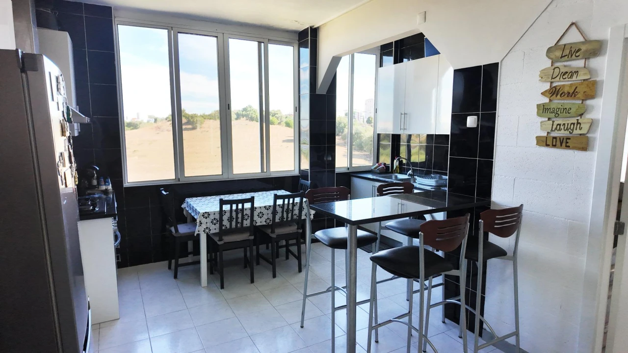 Apartamento T4 para Venda em Seixal, Arrentela e Aldeia de Paio Pires Foto 1