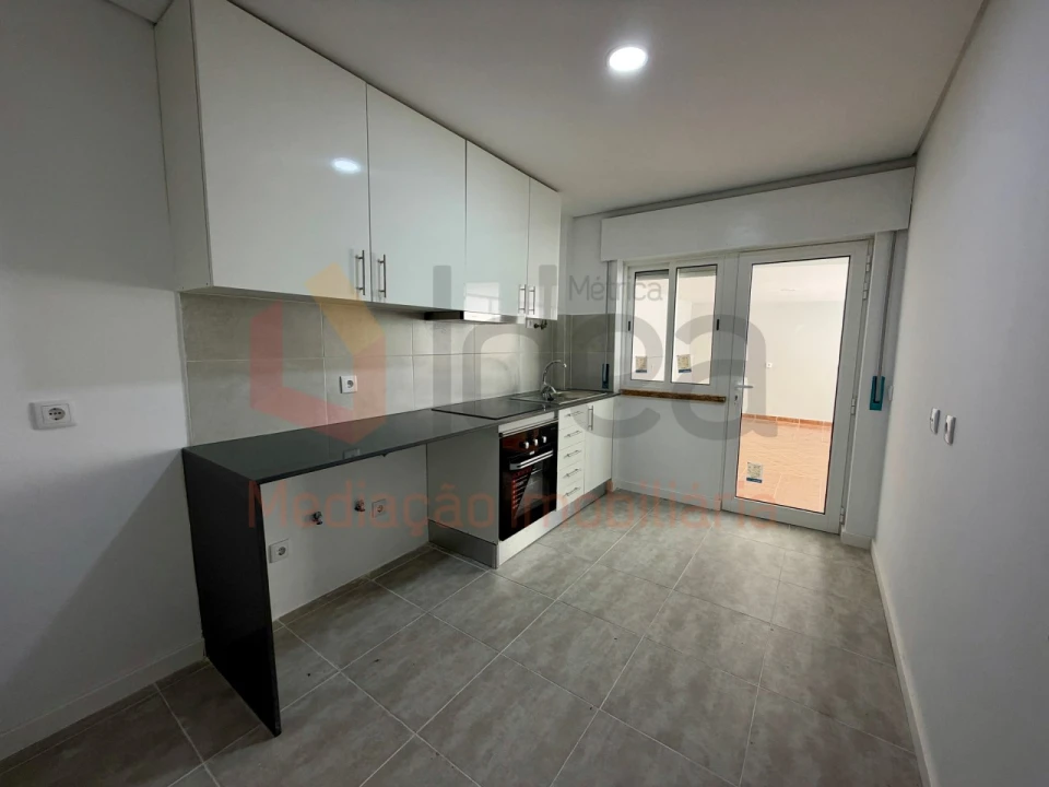 Apartamento T2 para Venda em Laranjeiro e Feijó Foto 3