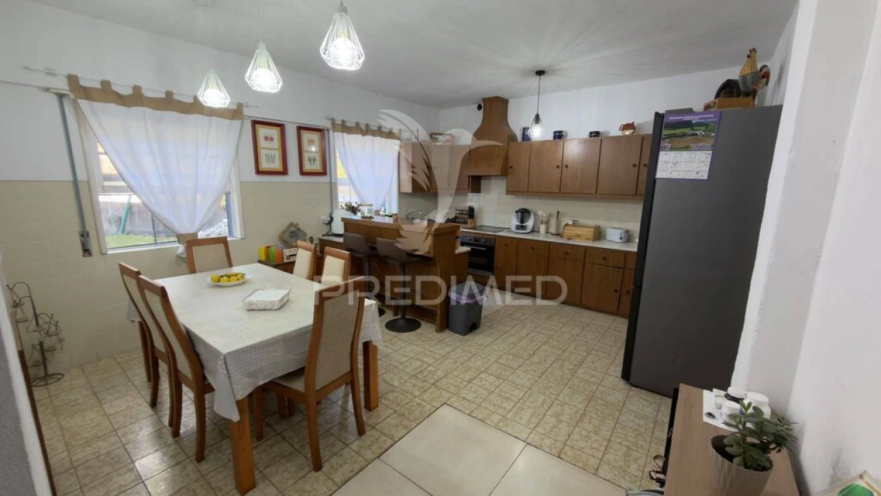 Moradia T4 para Venda em Angra (Nossa Senhora da Conceição) Foto 2
