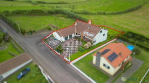 Moradia T4 para Venda em Horta (Conceição)