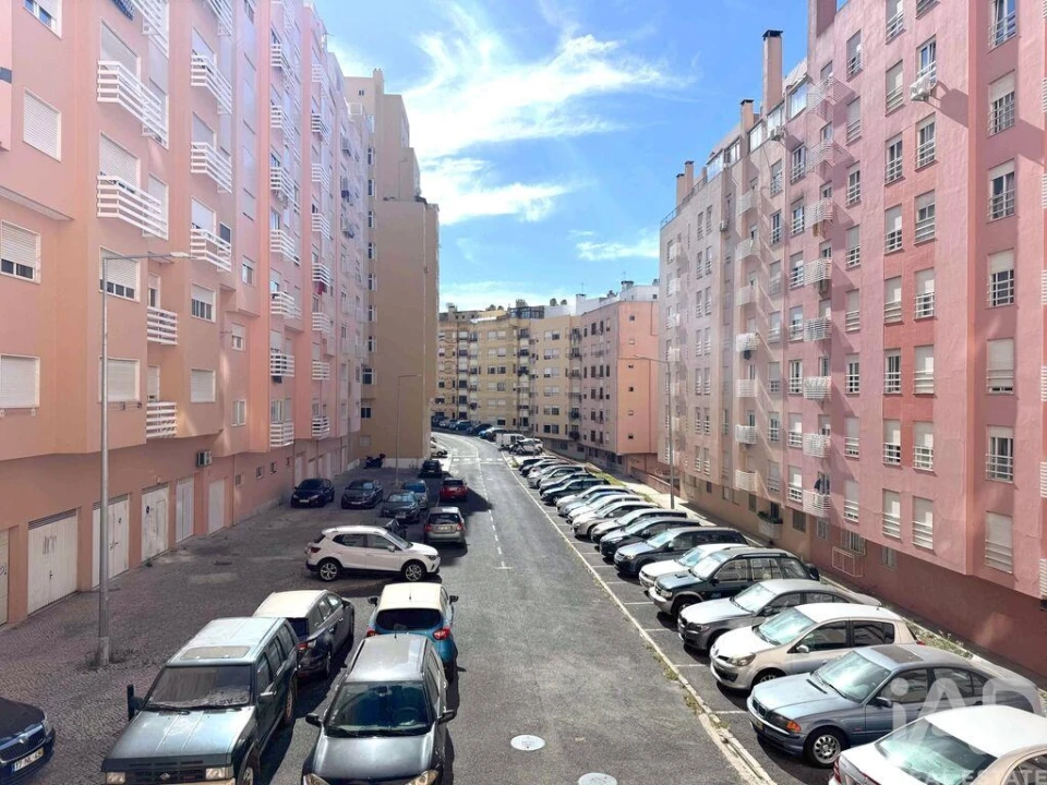 Apartamento T2 para Venda em Rio de Mouro Foto 3