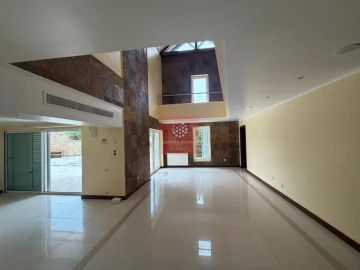 Moradia T6 para Venda em Queluz e Belas