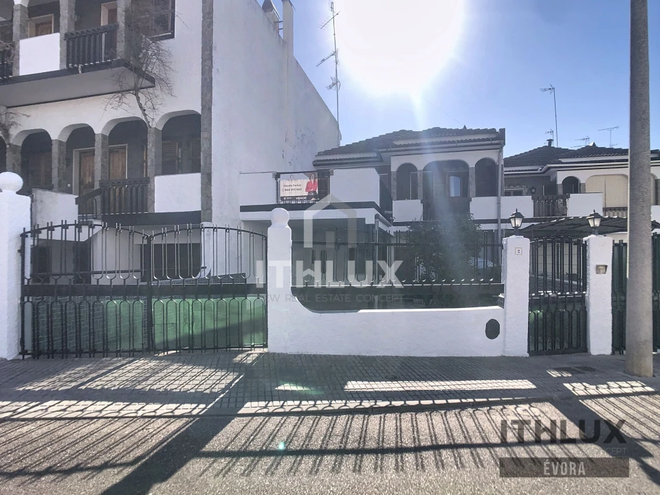 Moradia T4 para Venda em Assunção, Ajuda, Salvador e Santo Ildefonso Foto 1