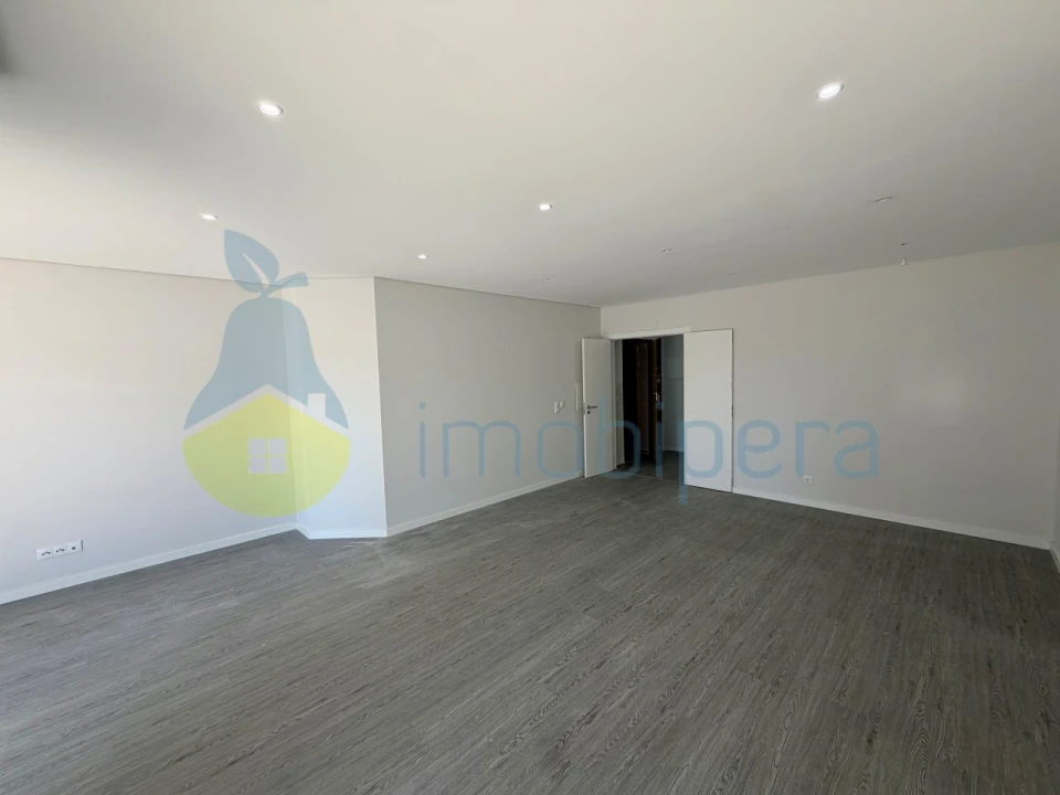 Apartamento T3 para Venda em Quelfes Foto 2