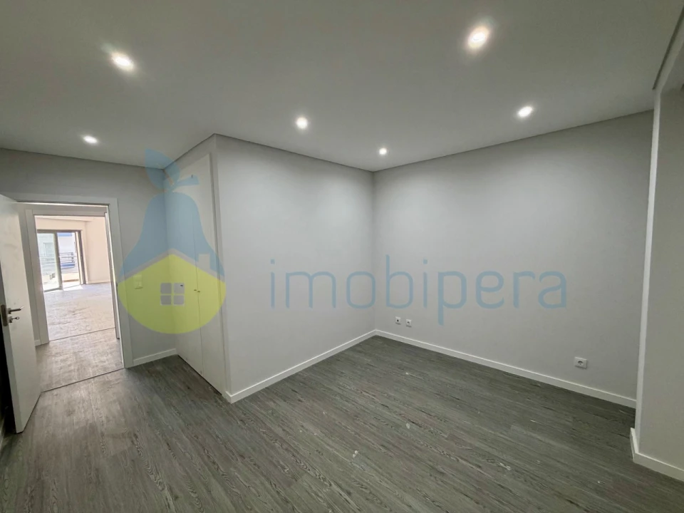 Apartamento T3 para Venda em Quelfes Foto 4