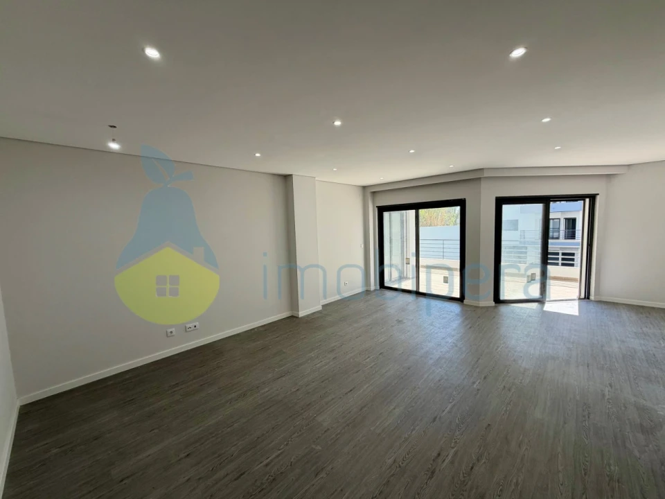 Apartamento T3 para Venda em Quelfes Foto 6