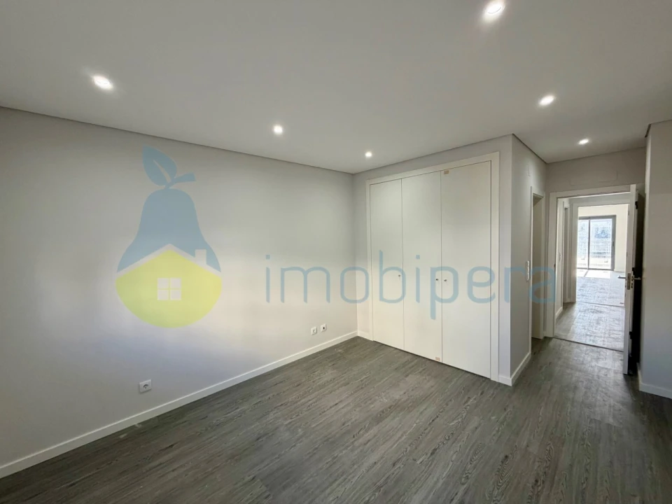 Apartamento T3 para Venda em Quelfes Foto 13