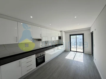 Apartamento T3 para Venda em Quelfes