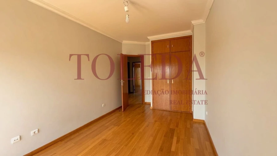Moradia T3 para Venda em Vila Nova da Rainha Foto 18