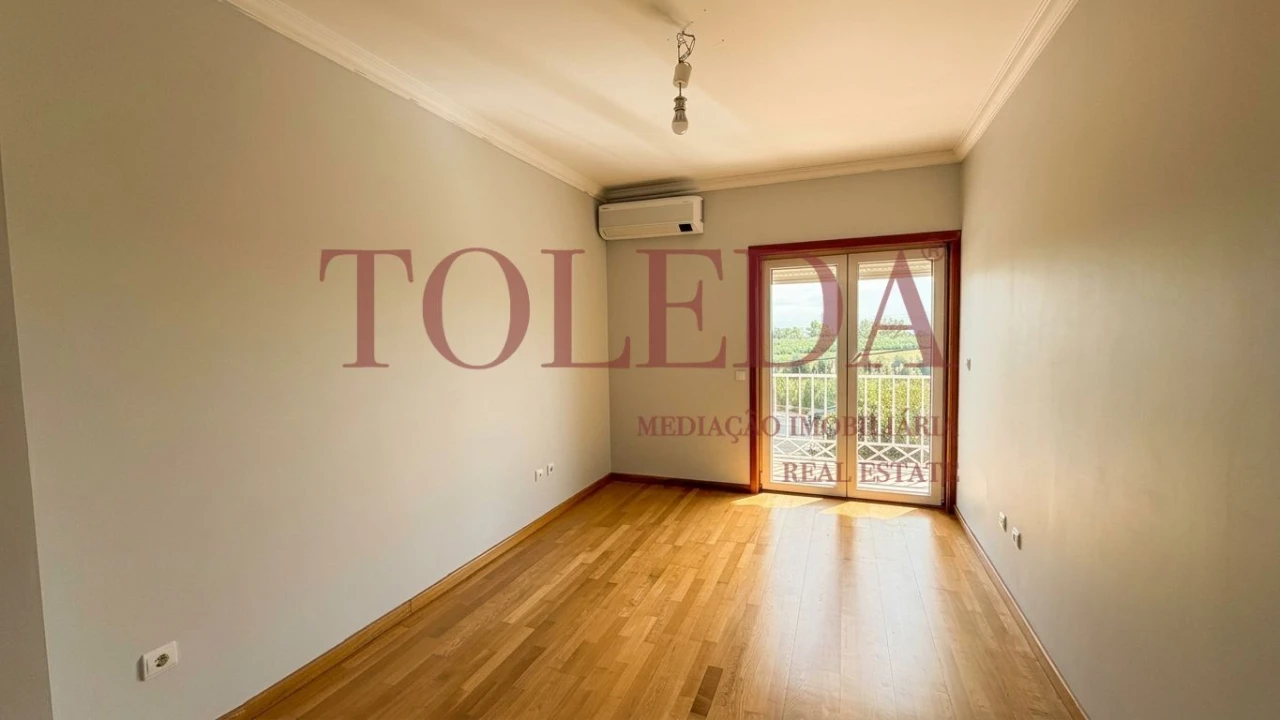 Moradia T3 para Venda em Vila Nova da Rainha Foto 17