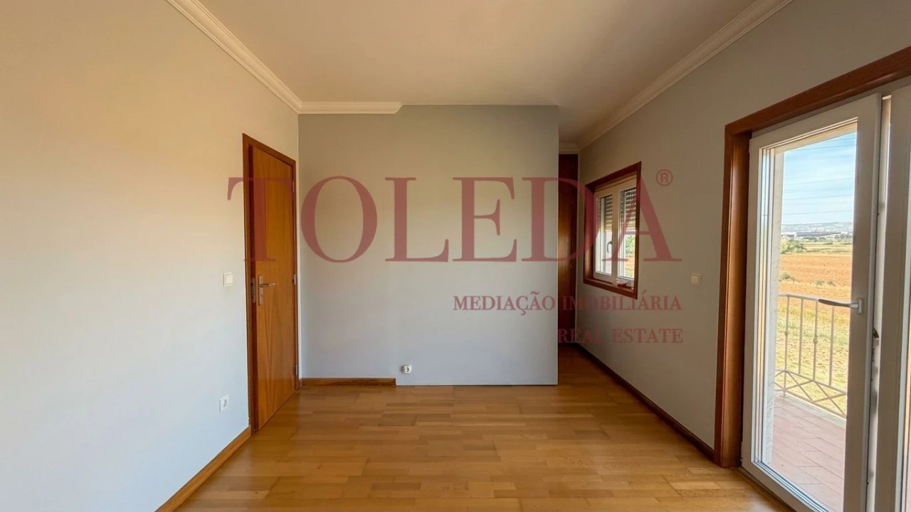 Moradia T3 para Venda em Vila Nova da Rainha Foto 15