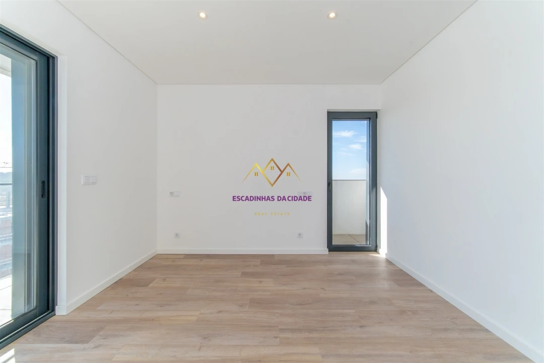 Apartamento T5 para Venda em Carnaxide e Queijas Foto 46
