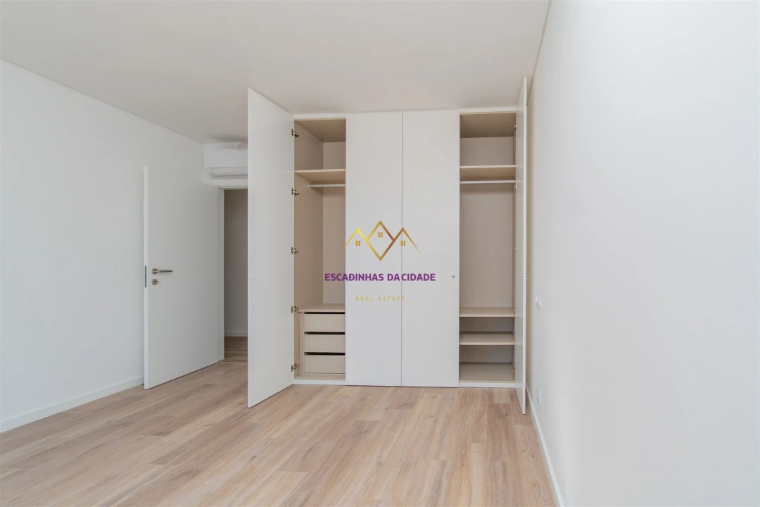 Apartamento T5 para Venda em Carnaxide e Queijas Foto 38