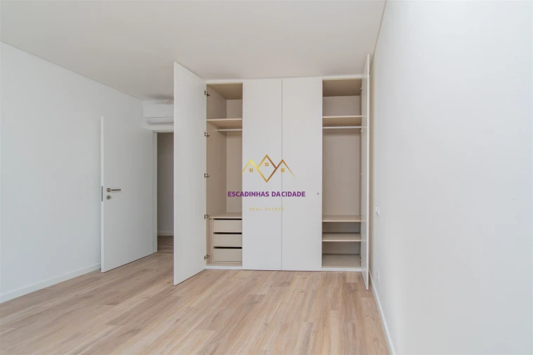 Apartamento T5 para Venda em Carnaxide e Queijas Foto 38
