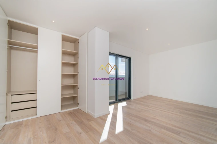 Apartamento T5 para Venda em Carnaxide e Queijas Foto 40