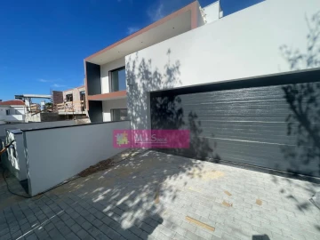 Moradia T4 para Venda em Nossa Sra de Fatima