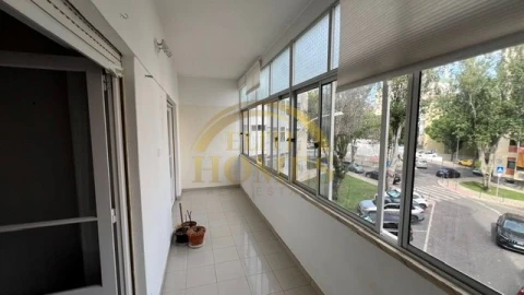 Apartamento T2 para Venda em Oeiras e São Julião da Barra, Paço de Arcos e Caxias