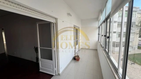 Apartamento T2 para Venda em Oeiras e São Julião da Barra, Paço de Arcos e Caxias