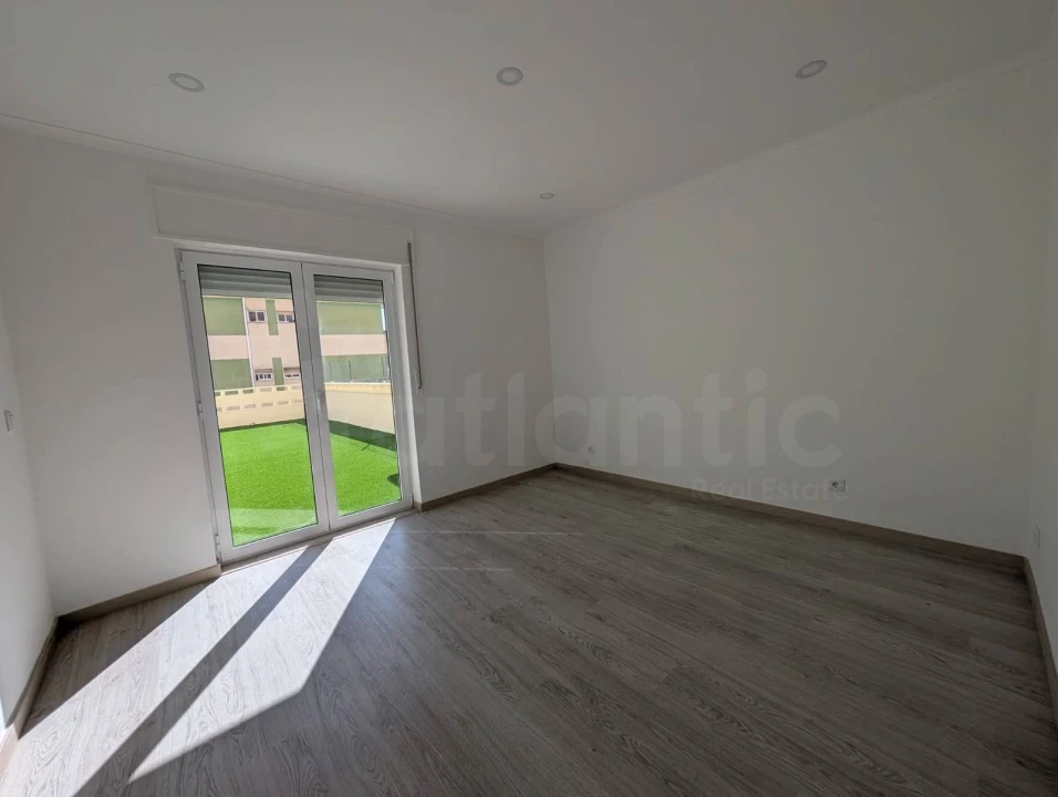 Apartamento T3 para Venda em Massamá e Monte Abraão Foto 12