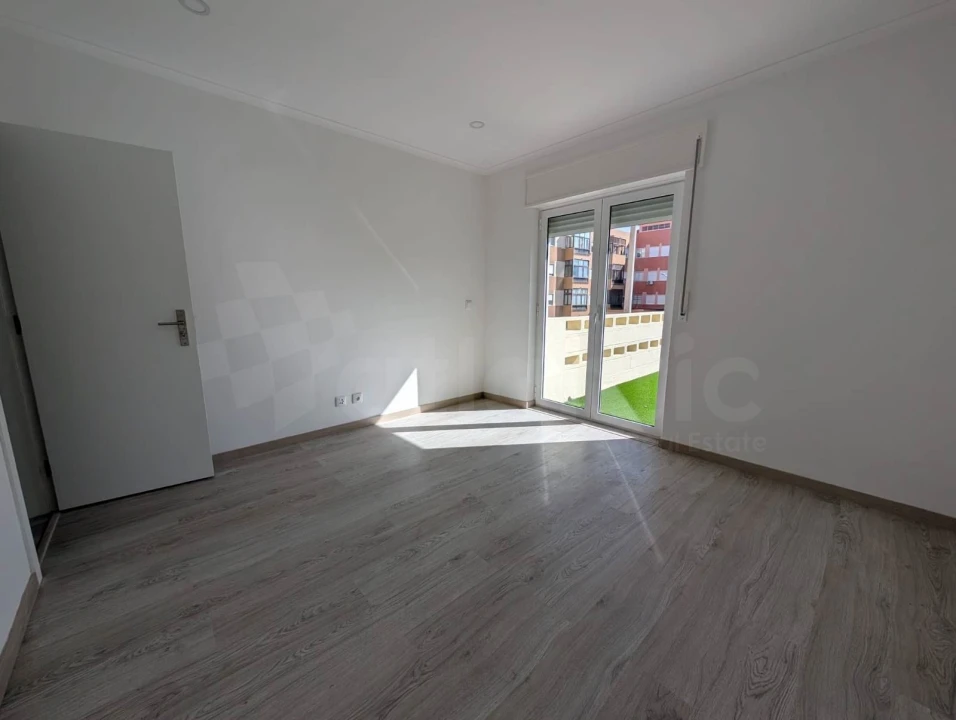 Apartamento T3 para Venda em Massamá e Monte Abraão Foto 13