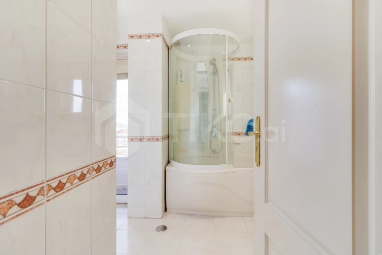 Apartamento T4 para Venda em Corroios Foto 13