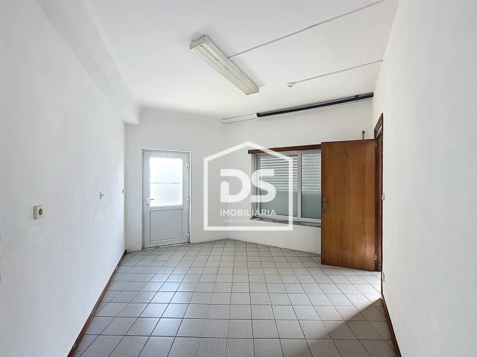Loja para Arrendamento em Mões Foto 2