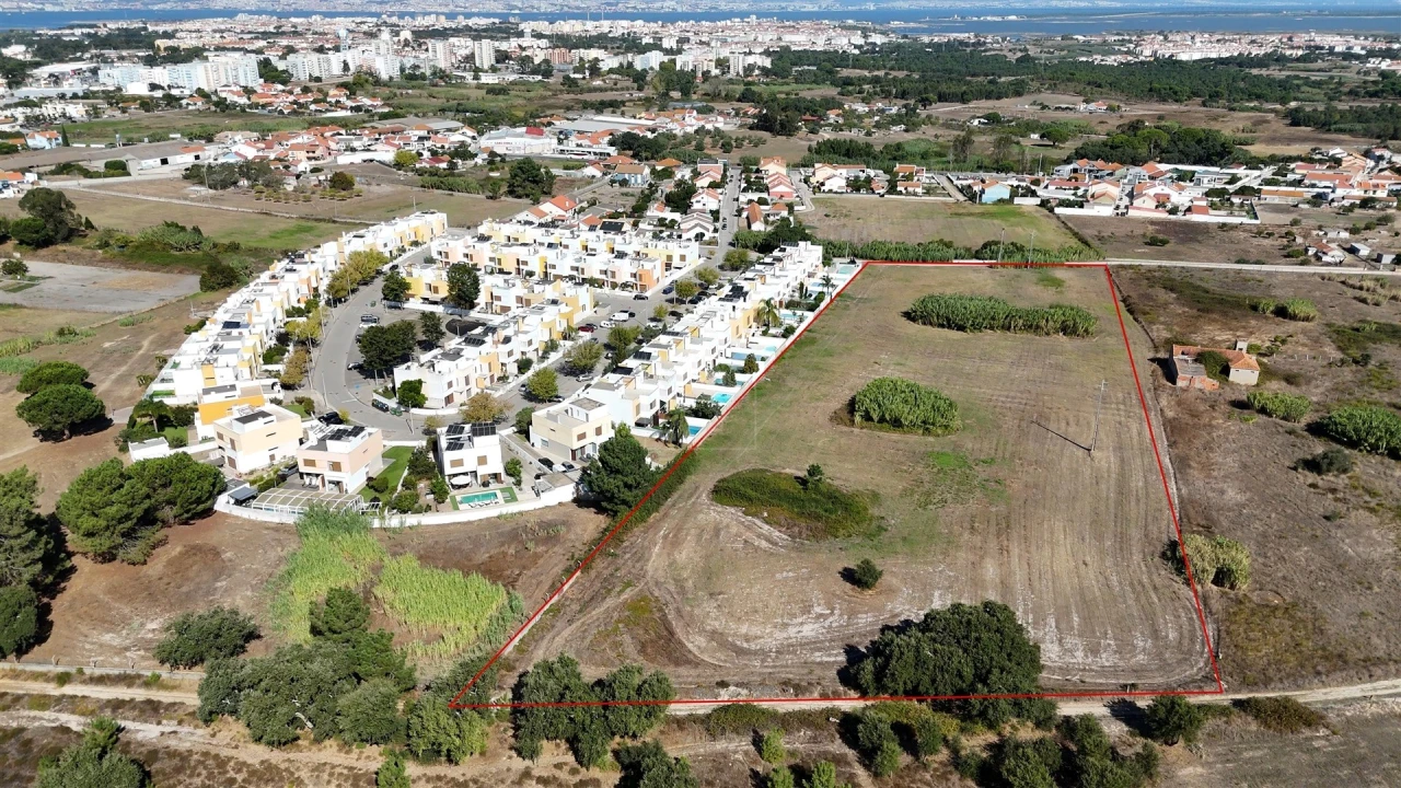 Terreno para Venda em Santo Antonio da Charneca Foto 2