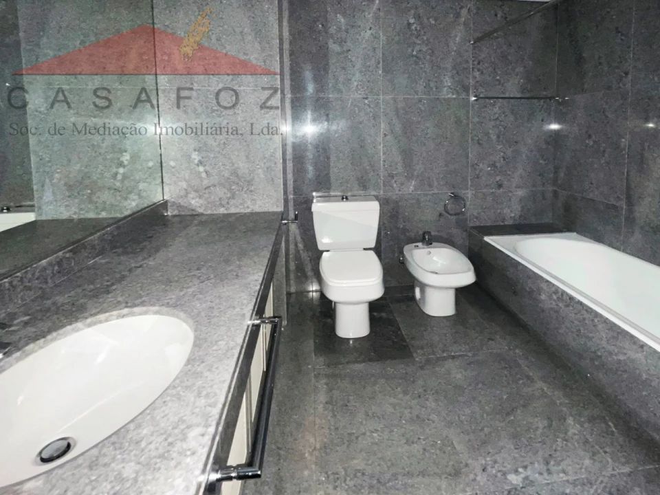 Apartamento T3 para Arrendamento em Lordelo do Ouro e Massarelos Foto 24