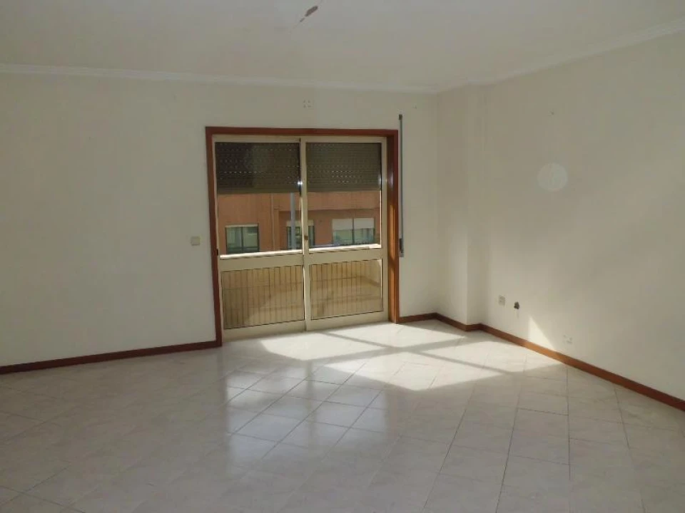 Apartamento T2 para Arrendamento em Vilar de Andorinho Foto 1
