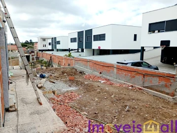 Moradia T3 para Venda em Igreja Nova e Cheleiros