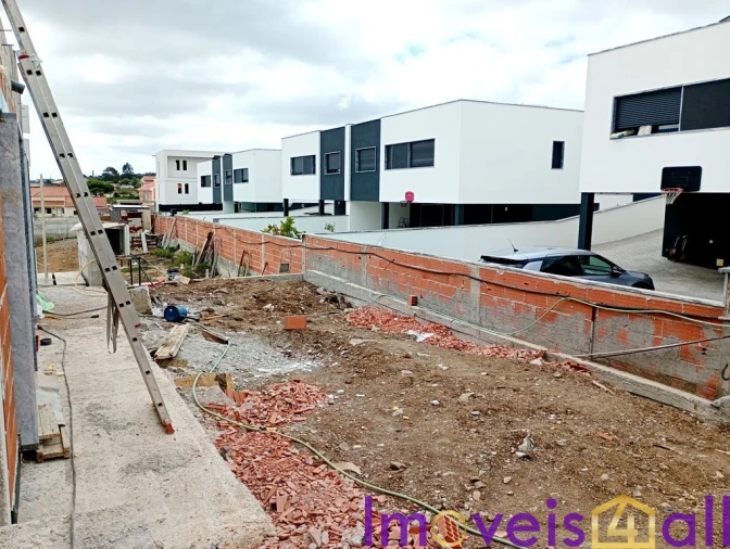 Moradia T3 para Venda em Igreja Nova e Cheleiros Foto 16