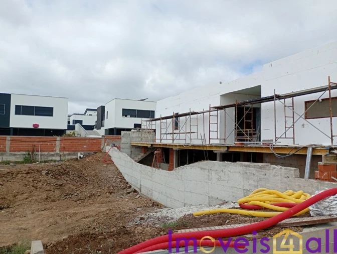 Moradia T3 para Venda em Igreja Nova e Cheleiros Foto 48