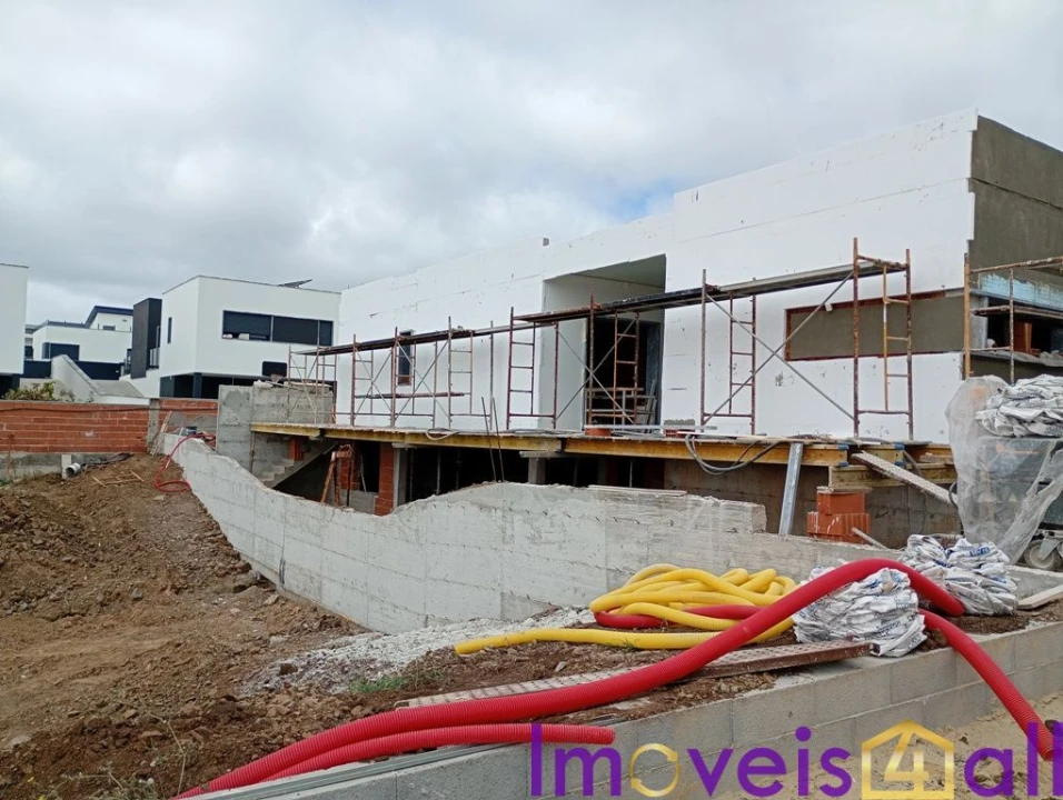 Moradia T3 para Venda em Igreja Nova e Cheleiros Foto 47