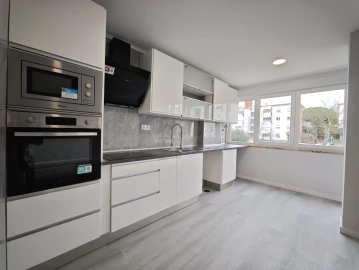 Apartamento T2 para Venda em Oeiras e São Julião da Barra, Paço de Arcos e Caxias