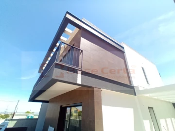 Moradia T4 para Venda em Santa Iria de Azoia, São João da Talha e Bobadela