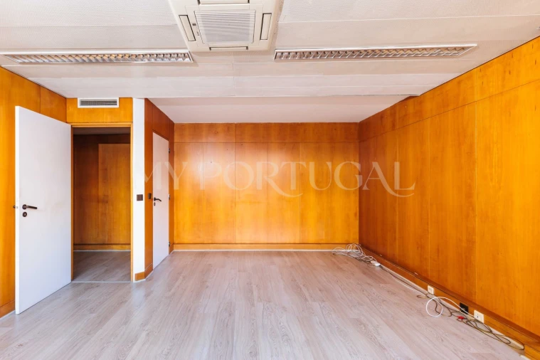 Prédio para Arrendamento em Santo António Foto 21