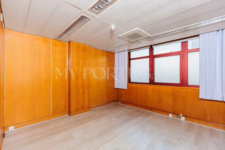 Prédio para Arrendamento em Santo António Foto 23