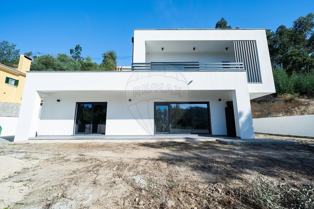 Moradia T3 para Venda em Venda do Pinheiro e Santo Estêvão das Galés Foto 2