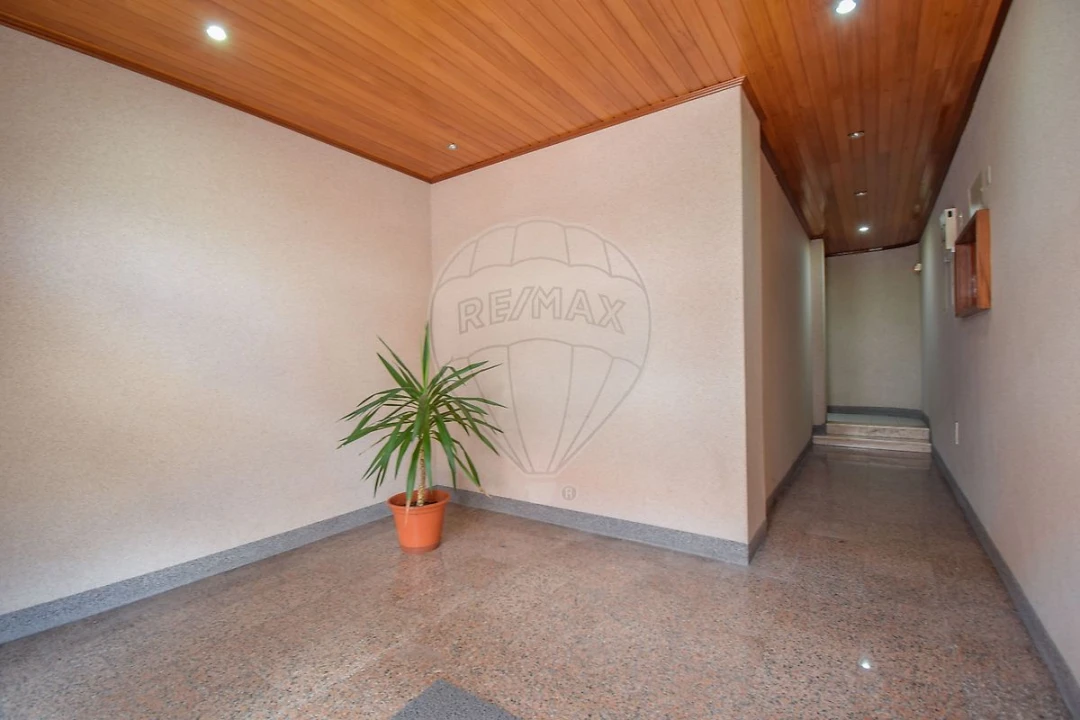 Apartamento T2 para Arrendamento em Santa Maria, São Pedro e Matacães Foto 1