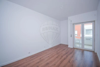 Apartamento T2 para Arrendamento em Santa Maria, São Pedro e Matacães