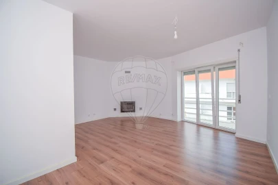 Apartamento T2 para Arrendamento em Santa Maria, São Pedro e Matacães